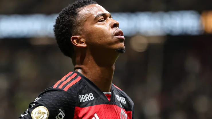 Carlinhos durante partida contra o Atlético-MG, pelo Campeonato Brasileiro, na Arena MRV.