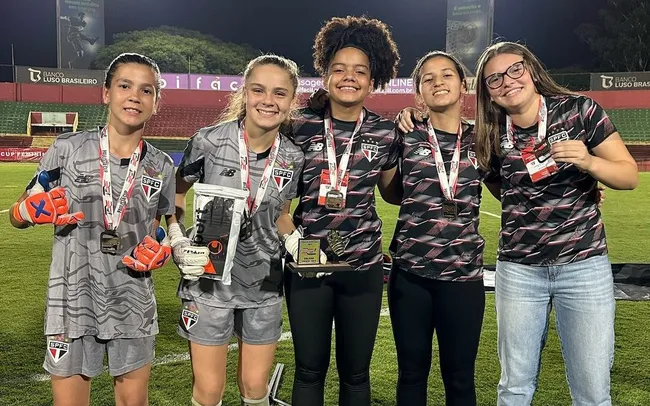 Jogadoras do São Paulo Sub-15 comemoram o título da Copa Paulista e destaque na partida sobre a Portuguesa no Canindé. Foto: Matheus Mendes/SPFC