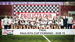 Jogadoras do São Paulo Sub-15 comemoram a vitória arrasadora sobre a Portuguesa e o título do Campeonato Paulista Cup Feminino Sub-15