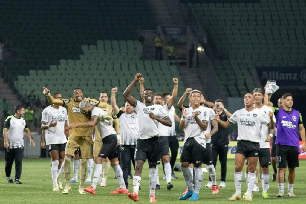 Jogadores do Botafogo comemoram vitória sobre o Palmeiras. Foto: Joisel Amaral/AGIF