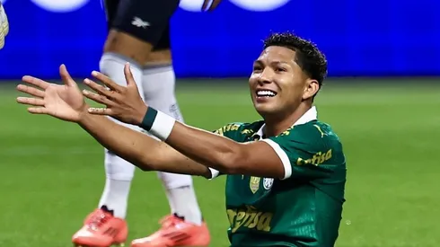 Rony, jogador do Palmeiras, lamenta durante partida contra o Botafogo no estádio Arena Allianz Parque pelo Campeonato Brasileiro