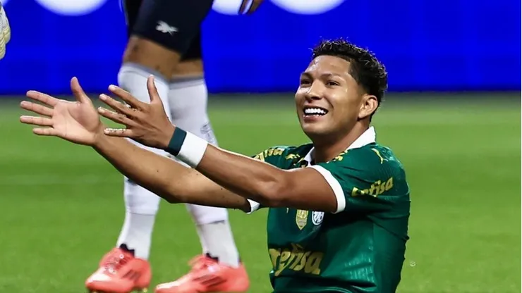 Rony, jogador do Palmeiras, lamenta durante partida contra o Botafogo no estádio Arena Allianz Parque pelo Campeonato Brasileiro