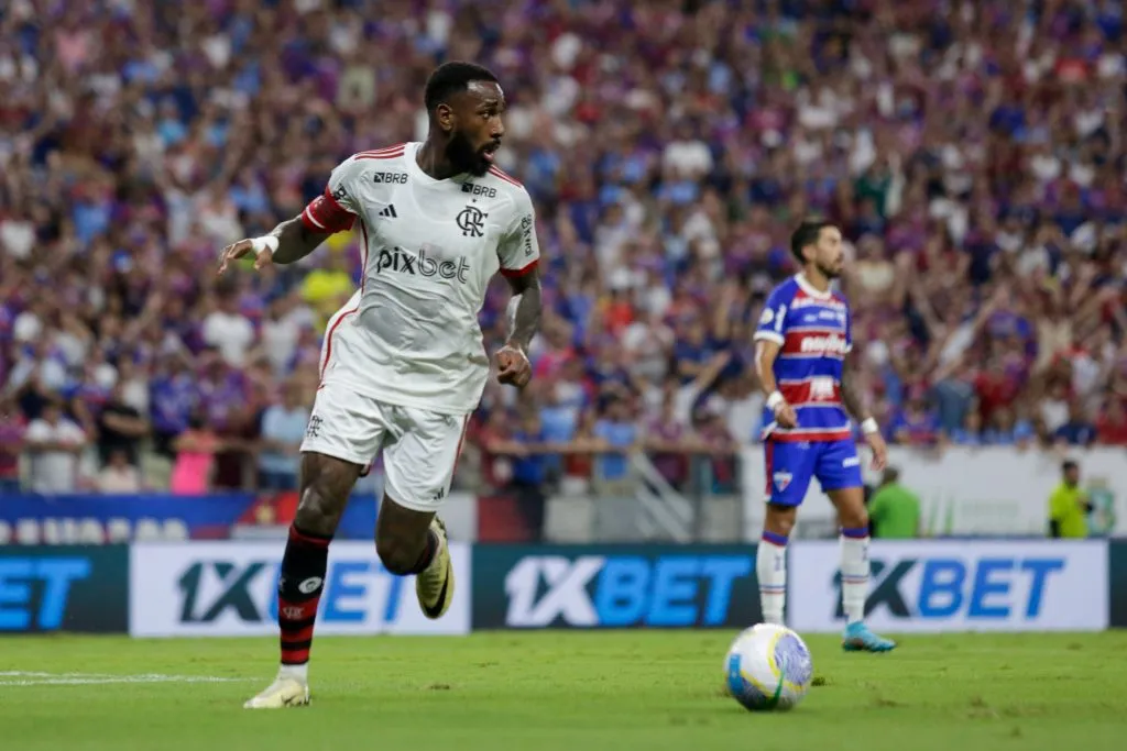 Gerson na partida contra o Fortaleza. Foto: Lucas Emanuel/AGIF