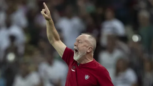 Mano Menezes, técnico do Fluminense, durante partida contra o Criciúma no estádio Maracanã pelo Campeonato Brasileiro - Foto: Jorge Rodrigues/AGIF