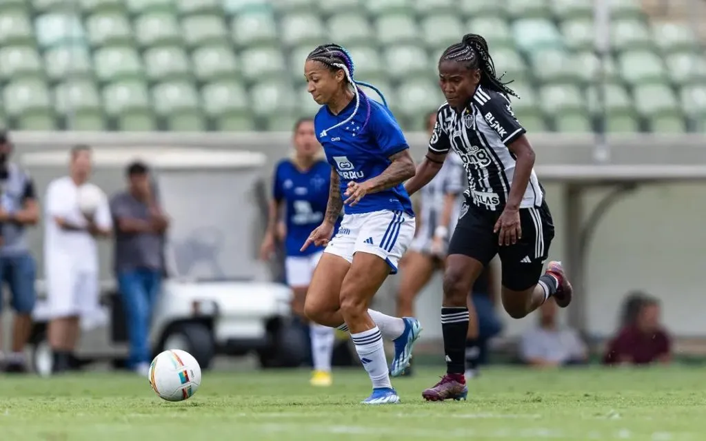 Jogadora do Galo disputa lance com adversária do Cruzeiro na semifinal do Campeonato Mineiro 2024. Foto:  Staff Images Woman/Cruzeiro
