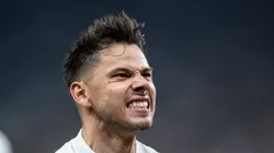 Romero comemora gol com a camisa corinthiana em jogo da Sul-Americana.