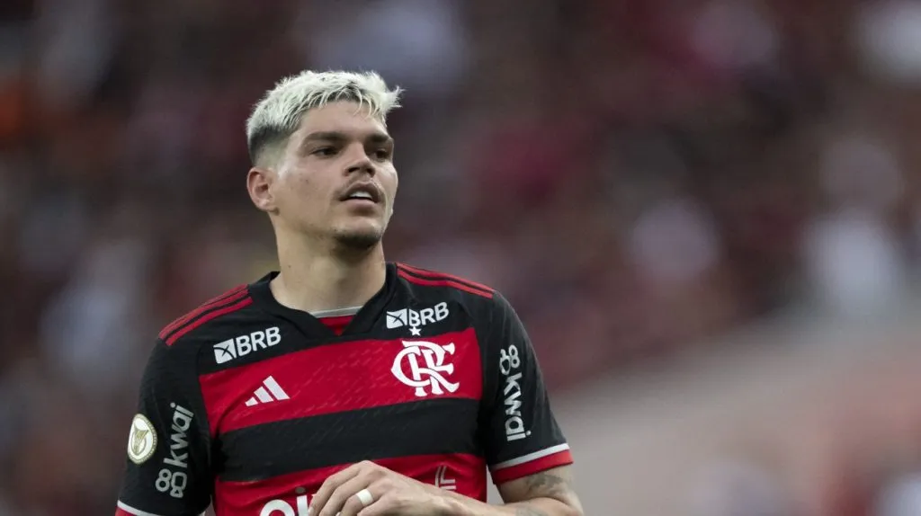 Ayrton Lucas jogador do Flamengo durante partida contra o Juventude no estadio Maracana pelo campeonato Brasileiro A 2024. Foto: Jorge Rodrigues/AGIF