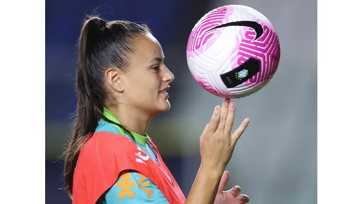 Camilinha, atacante do SPFC convocada para os amistosos da Seleção Brasileira contra a Austrália durante treino