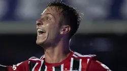 Galoppo, jogador do São Paulo, comemora seu gol durante partida contra o São Bento no estádio Walter Ribeiro pelo Campeonato Paulista