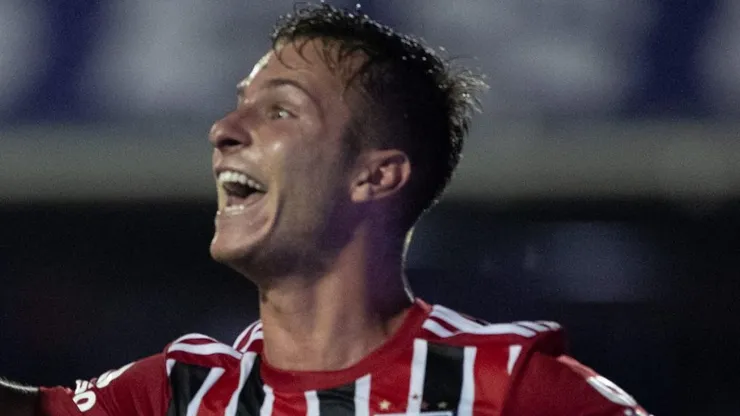Galoppo, jogador do São Paulo, comemora seu gol durante partida contra o São Bento no estádio Walter Ribeiro pelo Campeonato Paulista