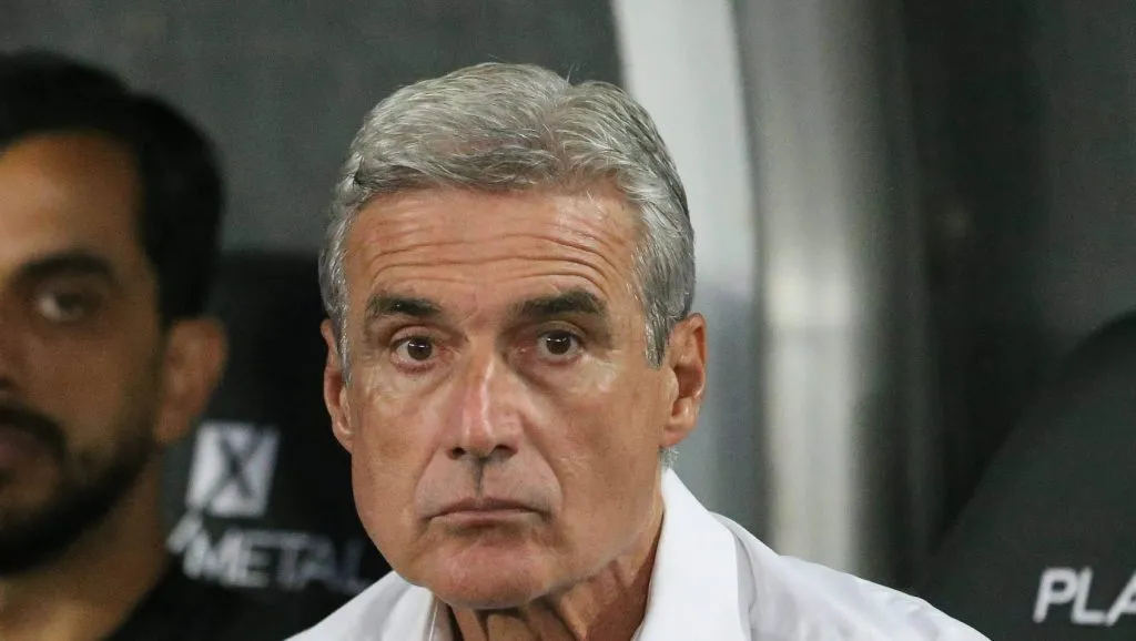 Foto: IMAGO / Sports Press Photo – Alvinegro Praiano deve ter técnico português no comando da equipe em 2025.