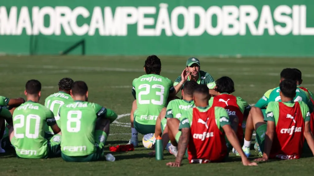 Abel Ferreira conversa com o elenco no último treino antes de encarar o Botafogo – (Foto: Cesar Greco/Palmeiras/by Canon)