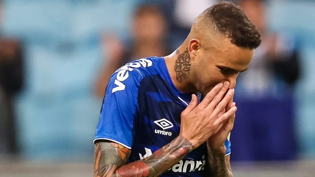 Luan lamentando chance com camisa do Grêmio - Foto: AGIF