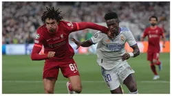Vinicius Junior e Trent Alexander Arnold dividem bola na final da UEFA Champions League 2022 entre Liverpool e Real Madrid. Foto: NurPhoto SRL / Alamy Stock Photo