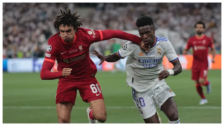 Vinicius Junior e Trent Alexander Arnold dividem bola na final da UEFA Champions League 2022 entre Liverpool e Real Madrid. Foto: NurPhoto SRL / Alamy Stock Photo