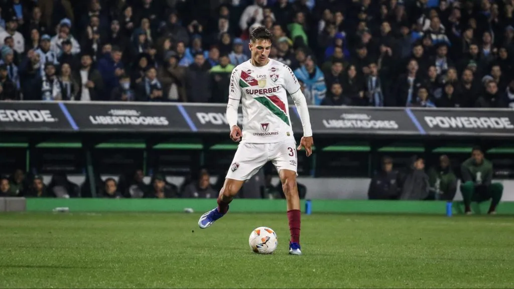 Facundo Bernal disouta posição com Martinelli –  Foto: Leonardo Hubbe/AGIF