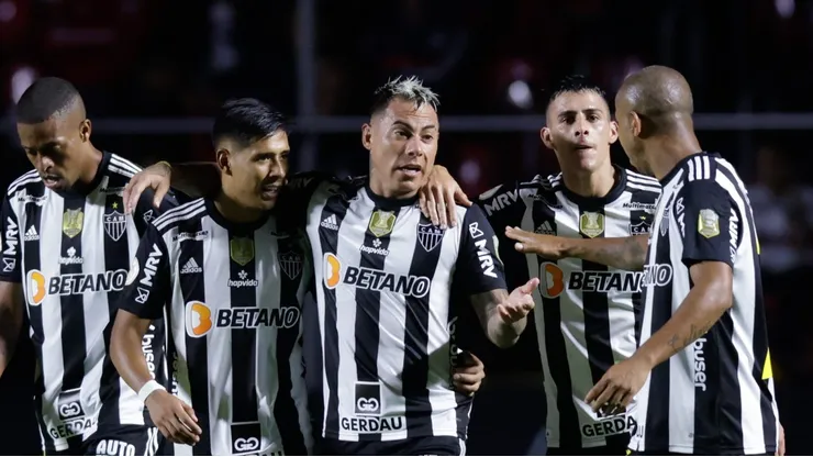 - Eduardo Vargas ao lado de jogadores do Atlético-MG