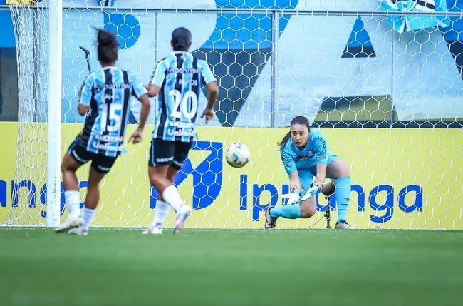Arqueira Lorena, durante lance da partida disputa contra o Internacional na final do Gauchão Feminino.                                           Foto: Lucas UEBEL/GREMIO FBPA