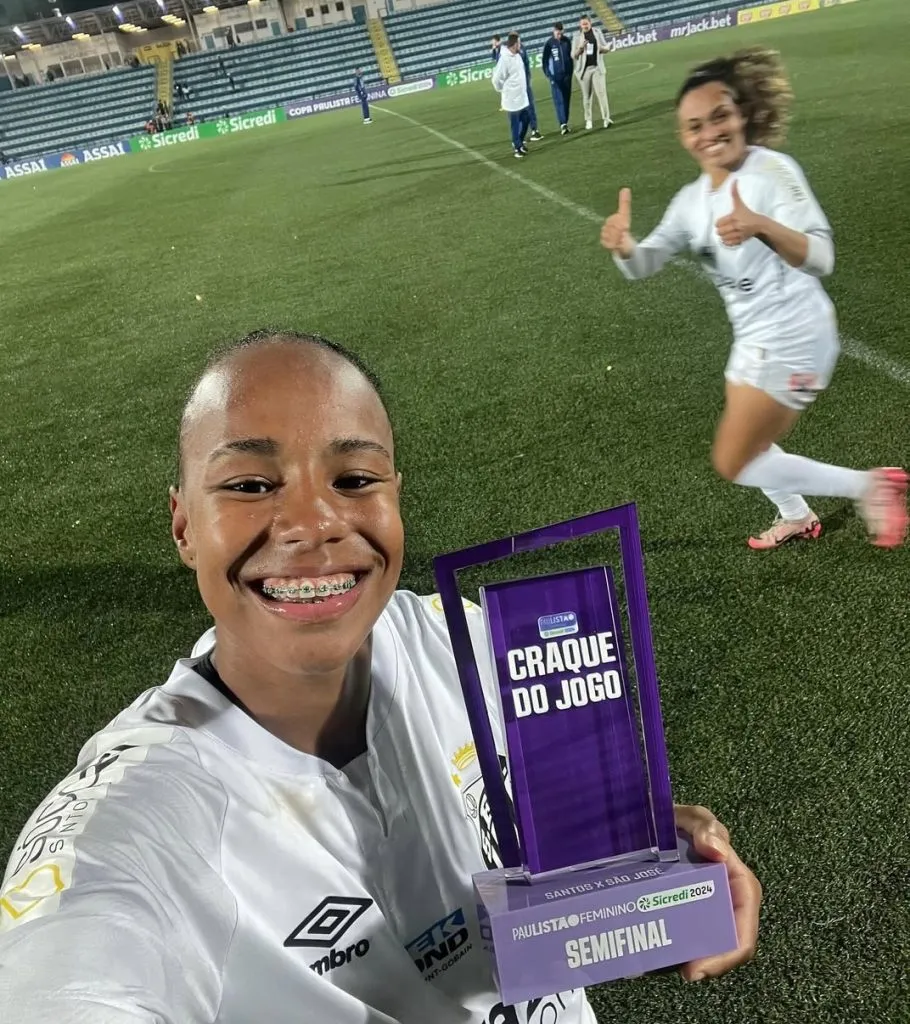 Paola, atacante do Santos  comemora reconhecimento e premiação na semifinal do Paulistão Feminino 2024. Foto: Bruno Vaz/Santos FC