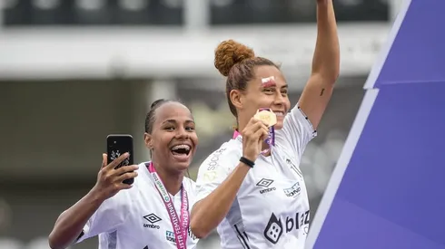 Paola comemora vitória do Santos sobre o Bragantino pela Copa Paulista Feminina ao lado da companheira de equipe Carol Baiana