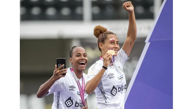 Paola comemora vitória do Santos sobre o Bragantino pela Copa Paulista Feminina ao lado da companheira de equipe Carol Baiana