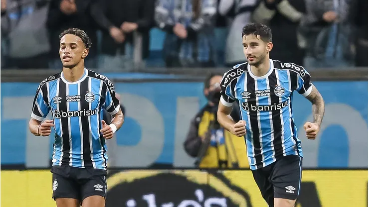 Bitello (à esquerda) foi revelado no Grêmio e hoje está na Rússia, atraindo olhares do Corinthians