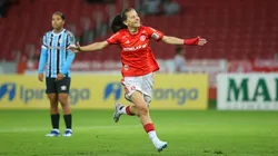 Belén Aquino, atacante uruguaia das Gurias Coloradas comemora seu gol durante partida contra o Grêmio, no Beira-Rio