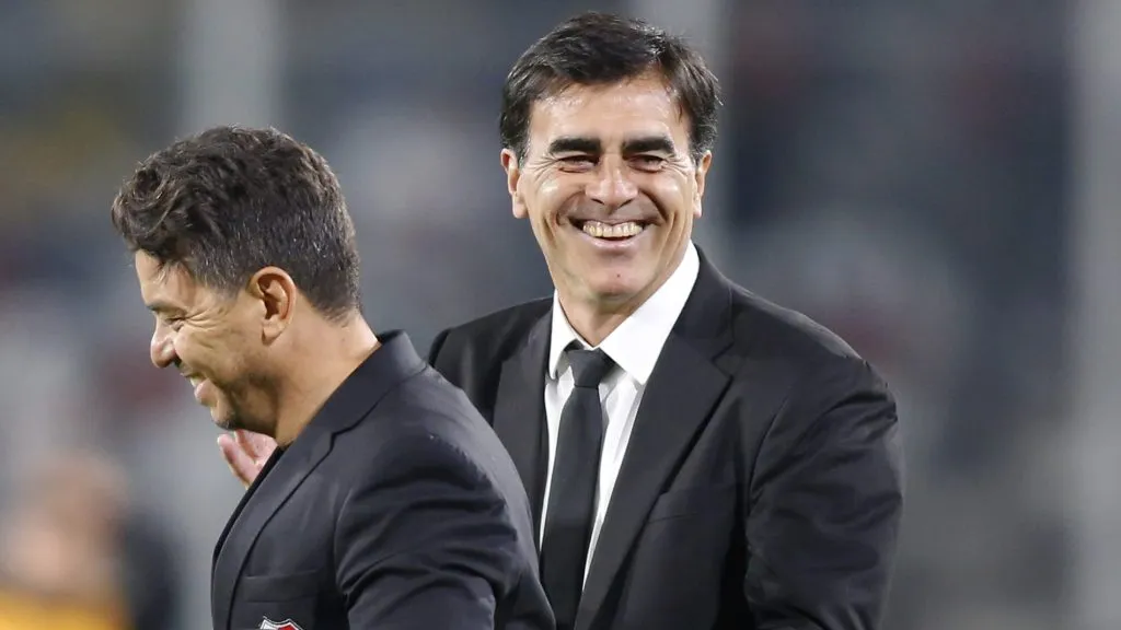 Gustavo Quinteros sorrindo ao lado de Marcelo Gallardo - Foto: Getty Images