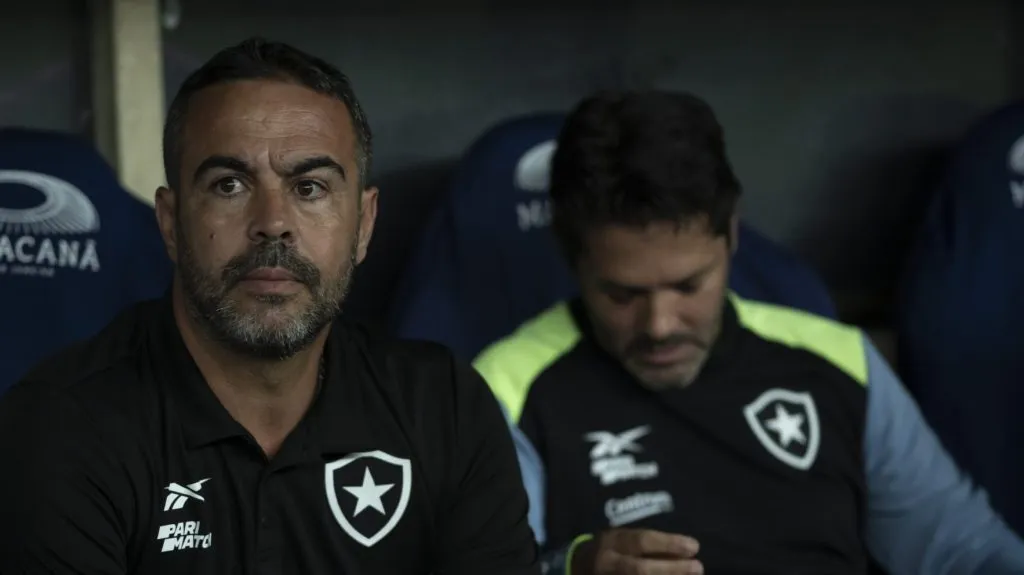 Foto: Jorge Rodrigues/AGIF – Artur Jorge pode ter ‘baixa’ no elenco para a próxima temporada no meio-campo.