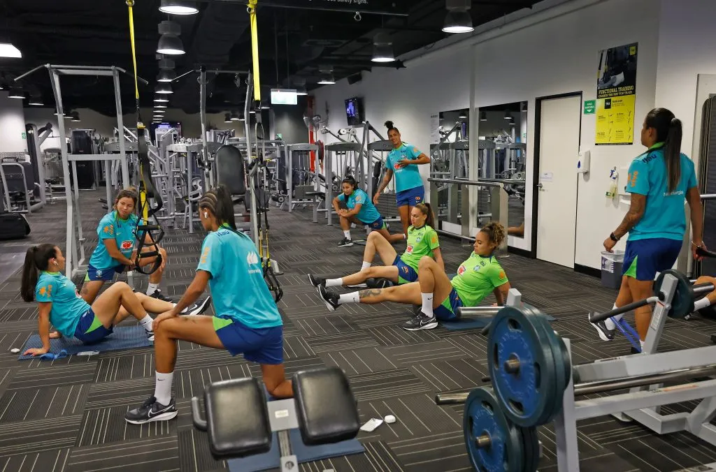 Antes do treino no campo as atletas realizaram atividades de aquecimento na academia. Foto: Rafael Ribeiro/CBF