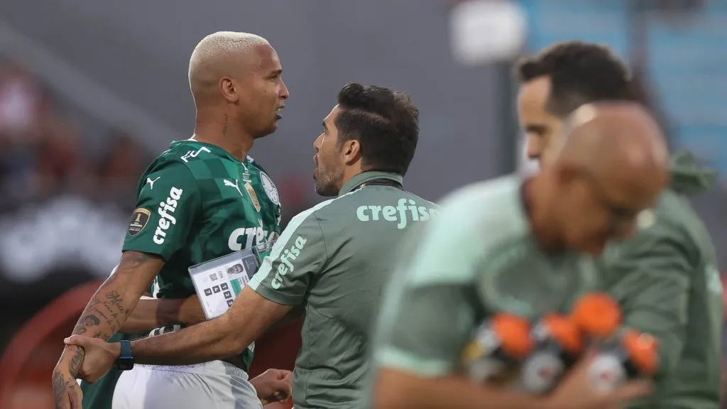 Deyverson e Abel se abraçando após gol do Palmeiras - Foto: César Greco/Ag. Palmeiras