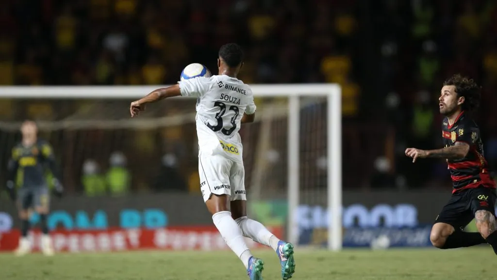 Foto: Marlon Costa/AGIF – Souza durante jogo do Santos contra o Sport. Lateral renovou contrato até 2028.