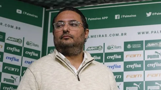 Foto: IMAGO /&nbsp;Fotoarena – Mattos, CEO do Cruzeiro, vai discutir com o técnico contratação do jogador são-paulino.