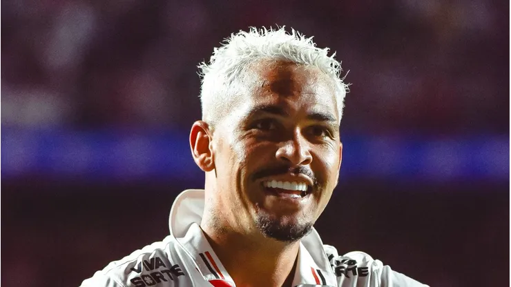 Luciano, do São Paulo, é analisado pela diretoria.