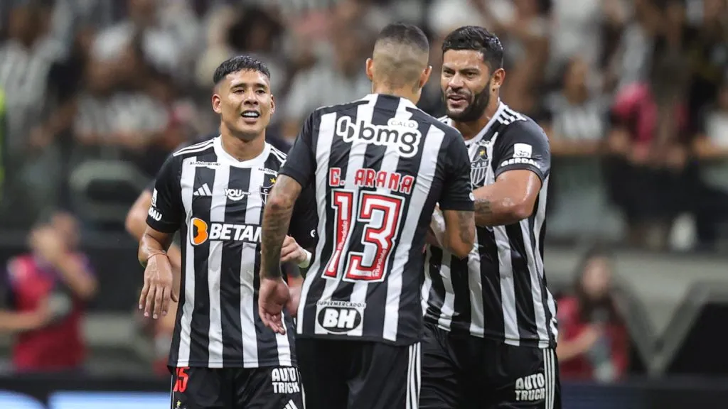 Zaracho comemorando seu gol com Arana E Hulk pela Copa Do Brasil 2024. Foto: Gilson Lobo/AGIF
