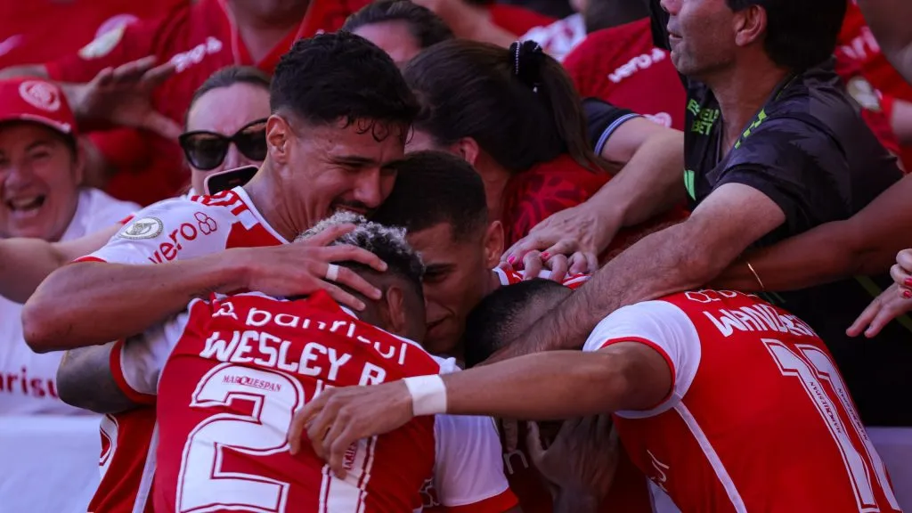 Wandersoncomemora seu gol com jogadores do Colorado e junto da torcida, durante partida contra o Bragantino no estadio Beira-Rio pelo campeonato Brasileiro A 202. Foto: Maxi Franzoi/AGIF