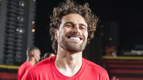 Lucas Lima comemorando o acesso do Sport após partida contra o Santos, pela Série B.