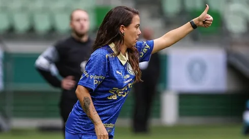Camilla Orlando, técnica do Palmeiras Feminino orientando equipe durante a partida contra o Corinthians pela final do Paulistão Feminino, onde as Palestras levantaram a taça