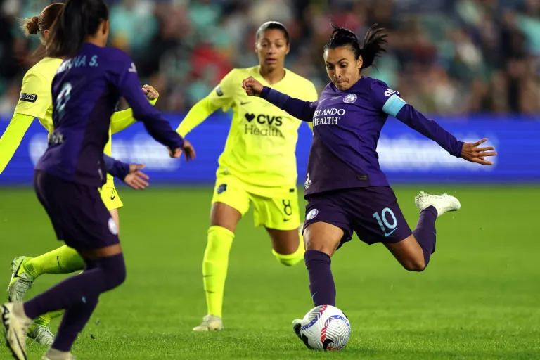 Marta (D) em campo pelo Orlando Pride na final da NWSL contra o Washington SpiritFoto: JAMIE SQUIRE/Getty Images