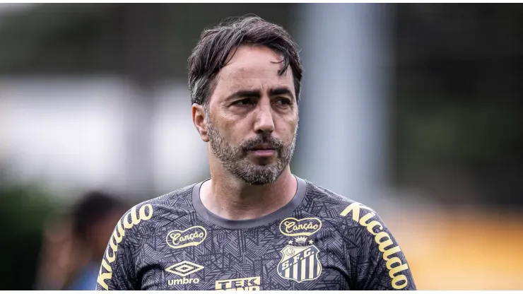 Foto: Raul Bareta - Leandro Zago, comandou o Santos na derrota para o Sport na Ilha do Retiro