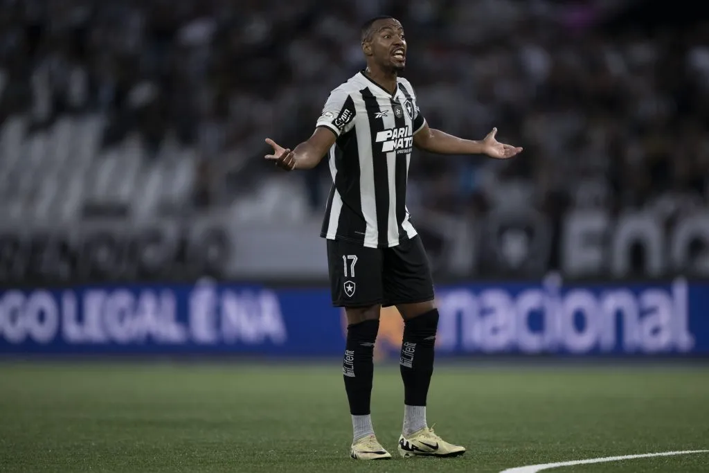 Marlon Freitas não foi titular no empate do Botafogo com o Vitória, no último sábado (23). Foto: Jorge Rodrigues/AGIF