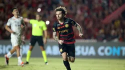 Meio-campista comemora gol contra o Peixe