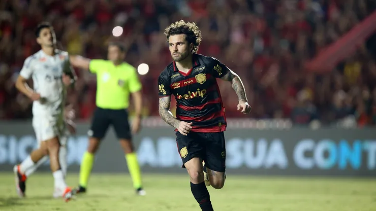 Meio-campista comemora gol contra o Peixe