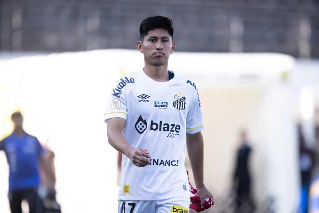 Miguelito jogador do Santos durante partida contra o Botafogo
