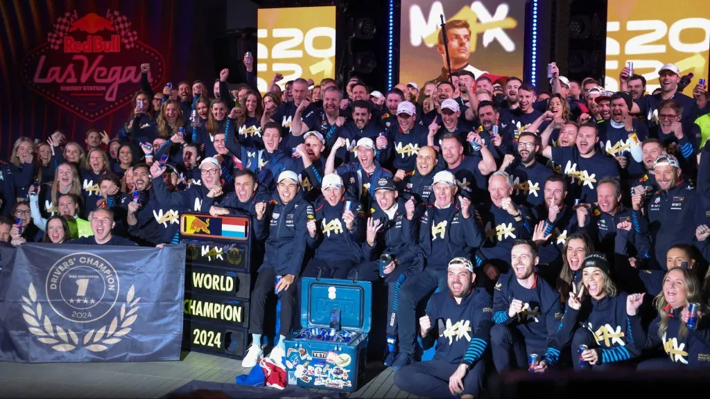 Equipe da Red Bull comemorando o título de Verstappen em Las Vegas