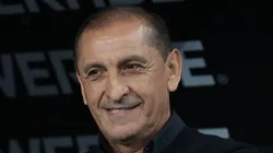 Ramón Díaz recebe elogios da torcida corinthiana.