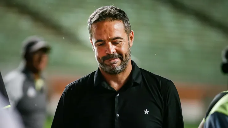 Artur Jorge técnico do Botafogo durante partida contra o Atlético-MG no Estádio Independência pelo Campeonato Brasileiro A 2024. Foto: Fernando Moreno/AGIF
