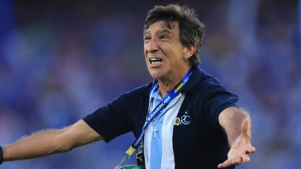 Gustavo Costas comemorando título do Racing - Foto: Getty Images
