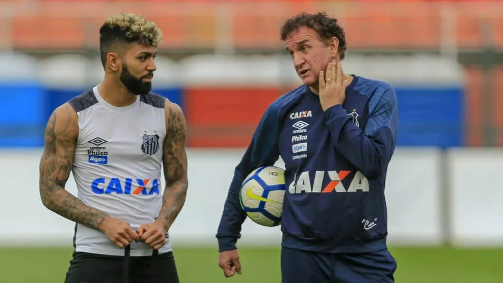 Foto: IMAGO / Fotoarena – Cuca ao lado de Gabigol em sua passagem pelo Alvinegro Praiano em 2018.