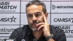 Artur Jorge durante entrevista coletiva após partida entre Athletico-PR e Botafogo, na Ligga Arena, pelo Campeonato Brasileiro.